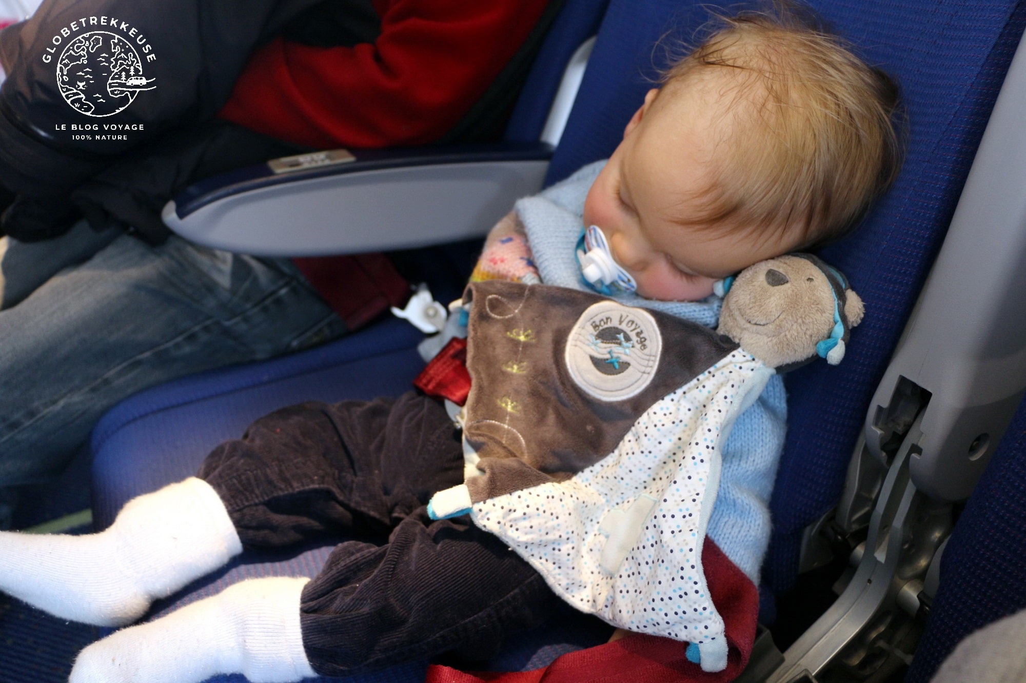 Bébé Garçon Se Réveille Après Avoir Dormi Dans Un Berceau En Avion.  Passager Bébé à Bord. Premier Vol