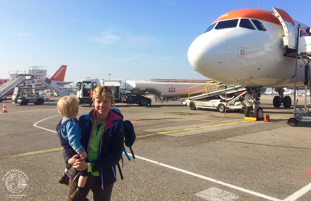 Prendre l'avion avec un bébé : combien ça coûte ? 